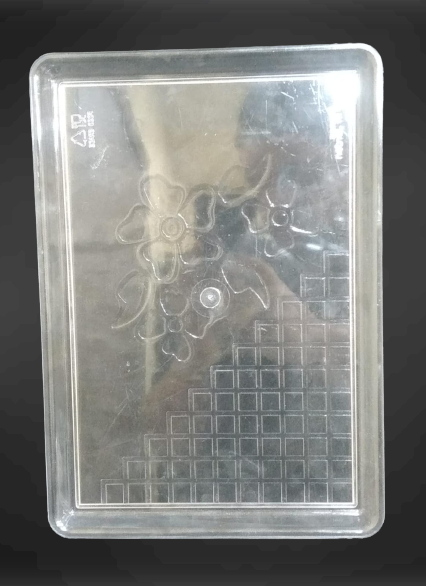 صينية بلاستيكية مستطيلة متوسطة الحجم يمكن التخلص منها بتصميم ماسي شفاف